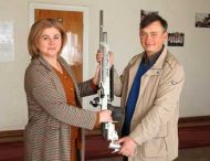 Олена Жадько передала нову гвинтівку марганецьким спортсменам
