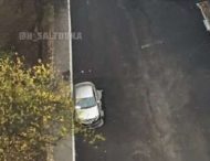 В Харькове дорожники положили асфальт вокруг авто