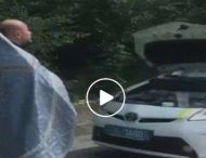 Курьезное видео: в Киеве поп освятил полицейскую Toyota Prius от ДТП