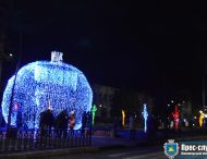 У Нікополі продовжують встановлювати новорічні прикраси