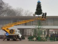 На центральній площі почали встановлювати головну міську ялинку