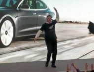 Илон Маск станцевал на открытии завода Tesla в Китае