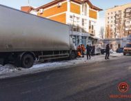 В Днепре грузовик влетел в частный сектор и врезался в газовую трубу