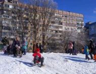 Благодаря выпавшему снегу, в Днепре можно увидеть исконно детские забавы (ФОТО)