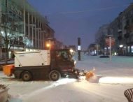 За ніч комунальники Дніпра висипали на дороги міста понад 800 тонн протиожеледної суміші