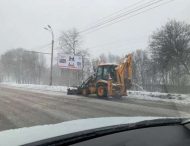 Негода у Дніпрі: комунальники убезпечують рух на особливо складних ділянках доріг