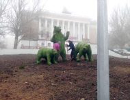 В сквере Марганца поселились зеленые хищники   (ФОТОФАКТ)