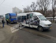 В Днепре грузовик протаранил маршрутку с пассажирами (ВИДЕО)