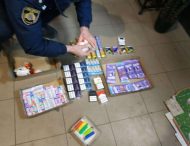 Под Днепром парень хотел ограбить магазин, но не смог выйти и ночью поел продукты с полок